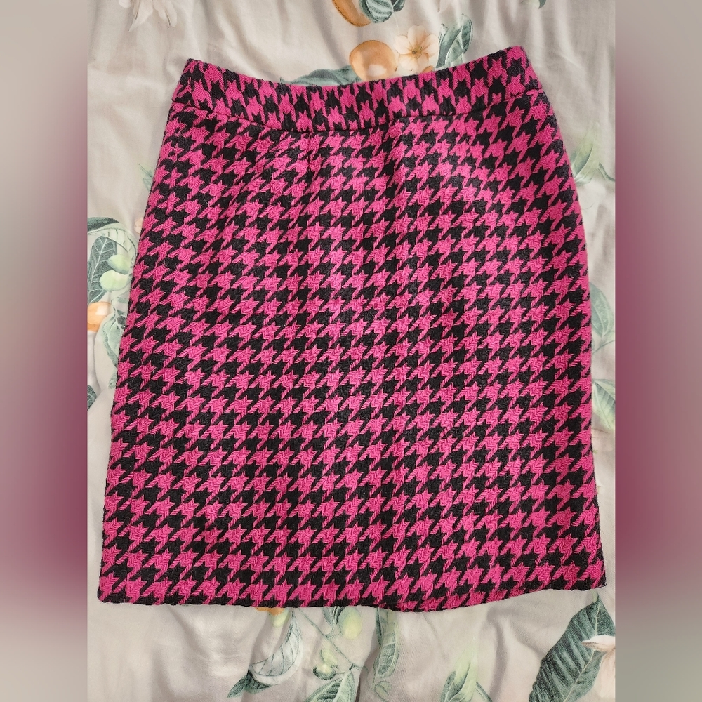 Chadwicks pink/black houndstooth skirt, size 8